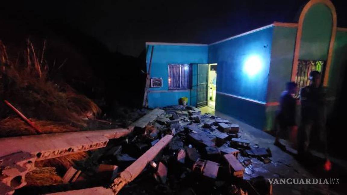 $!En otra vivienda del sector oriente de la ciudad también se registró el derrumbe de una barda perimetral que no soportó la fuerza con la que corría el agua.