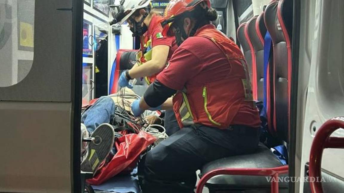$!Paramédicos de la ambulancia 483 brindaron atención prehospitalaria al lesionado antes de trasladarlo al IMSS.