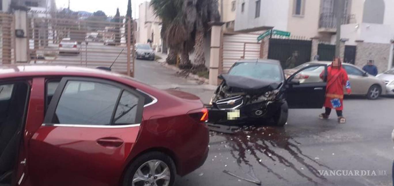 $!Ambos vehículos involucrados en el accidente quedaron estacionados en el centro de la vialidad mientras se solucionaba la situación.