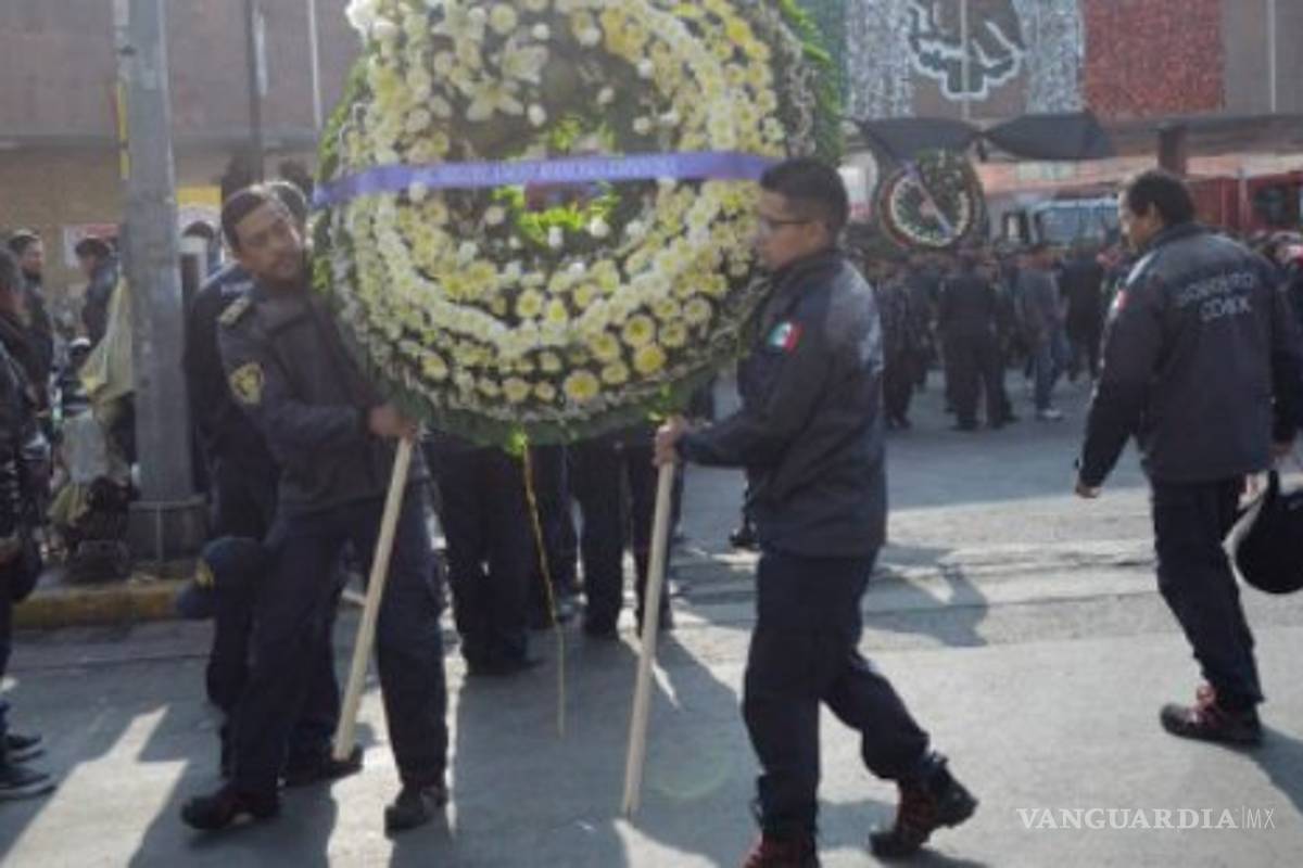 $!Muere bombero al intentar apagar espectacular que proyectaba porno