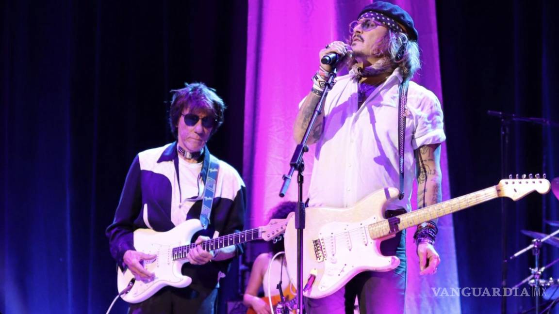 Johnny Depp espera veredicto del jurado tocando en el concierto de Jeff Beck