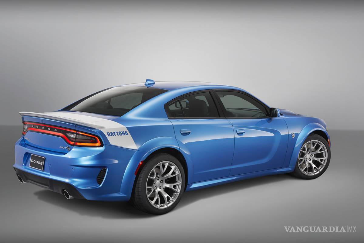$!Dodge Charger SRT Hellcat Widebody Daytona 50 Anniversary, una 'fiera' color azul con 717 hp