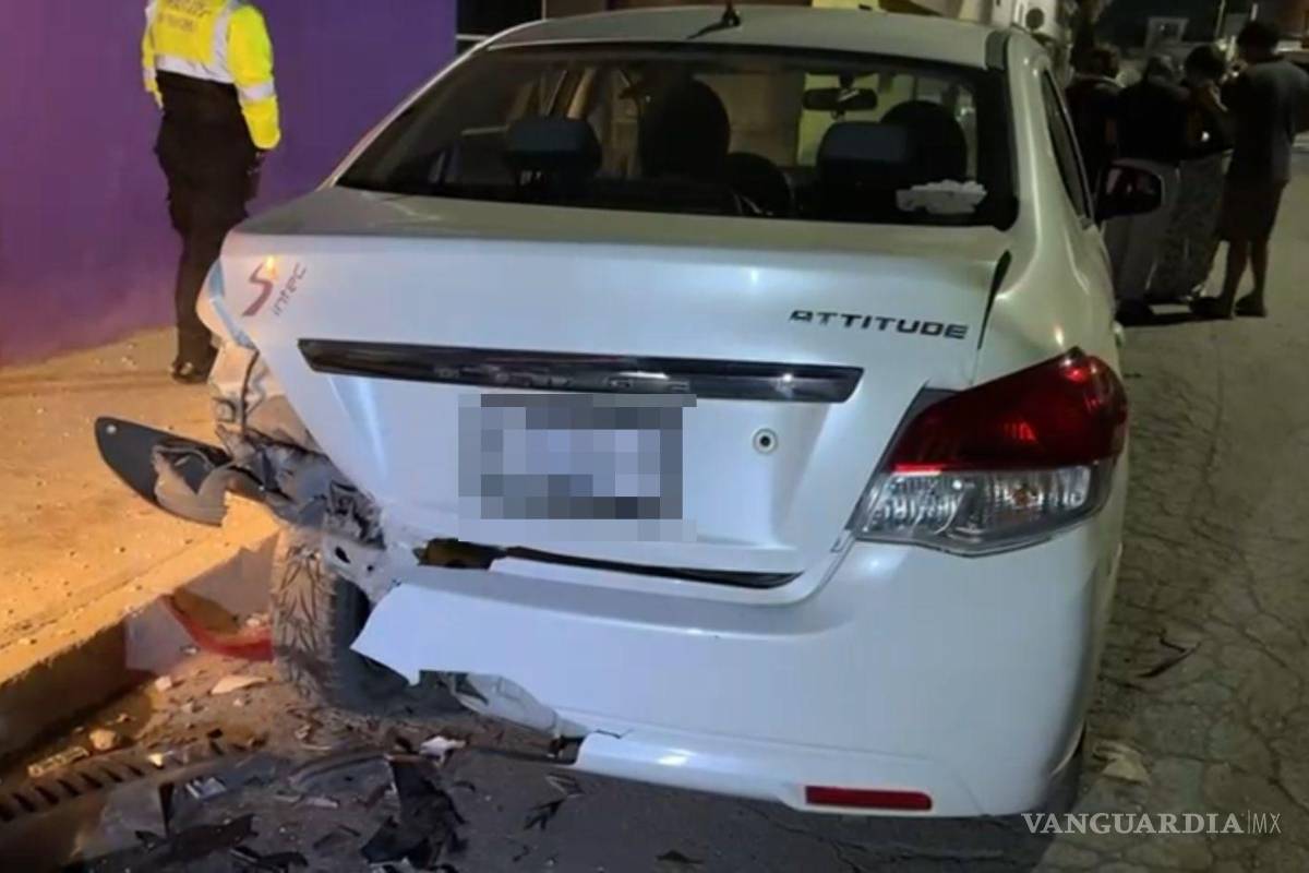 $!Elementos de Tránsito Municipal acudieron al sitio para tomar conocimiento del choque y asegurar la unidad.