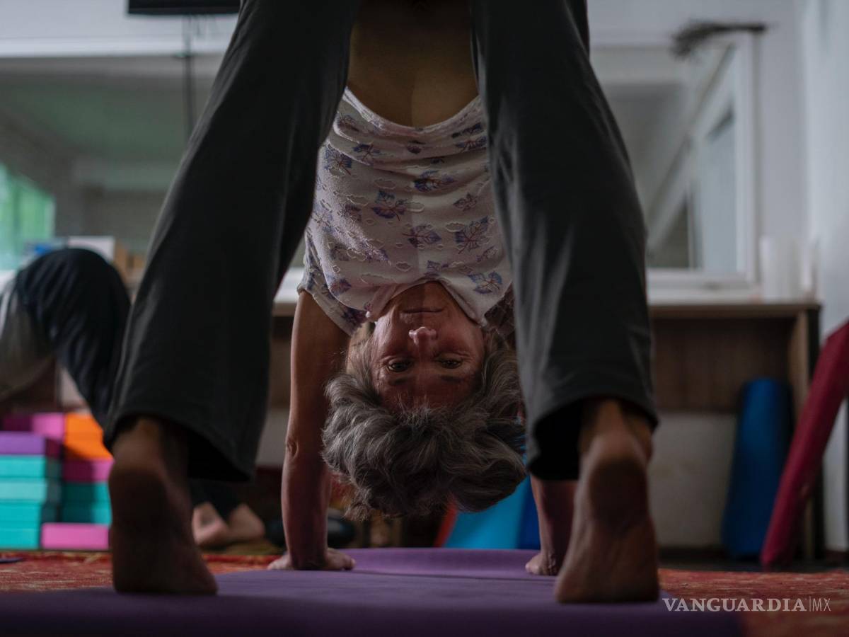 $!Una mujer practica yoga en un sótano en Kramatorsk, región de Donetsk, Ucrania.