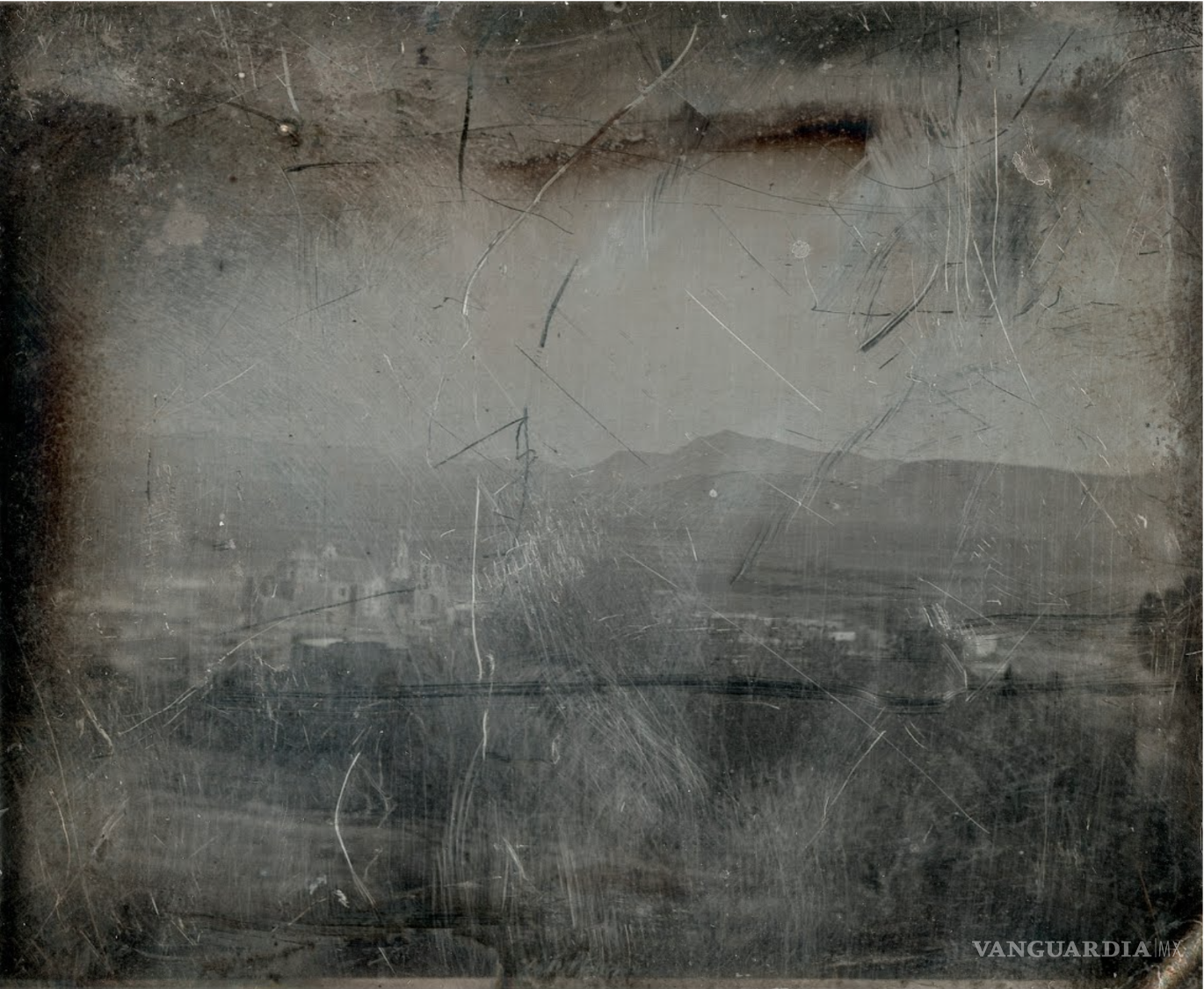 $!Vista panorámica de Saltillo hacia 1847, registrada en un daguerrotipo de autor desconocido. La imagen muestra el perfil urbano de la ciudad y las montañas que la rodeaban durante los años de la intervención estadounidense.