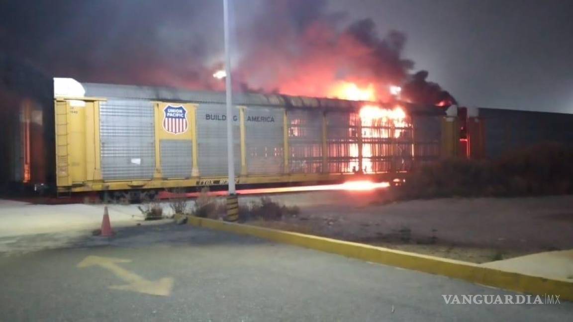 Se incendia vagón de Chrysler en Derramadero