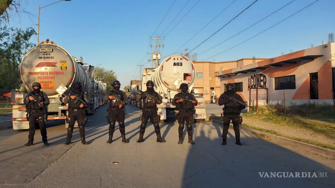 $!Elementos de la Policía Estatal de Coahuila durante el aseguramiento de tractocamiones con hidrocarburo de procedencia ilegal.