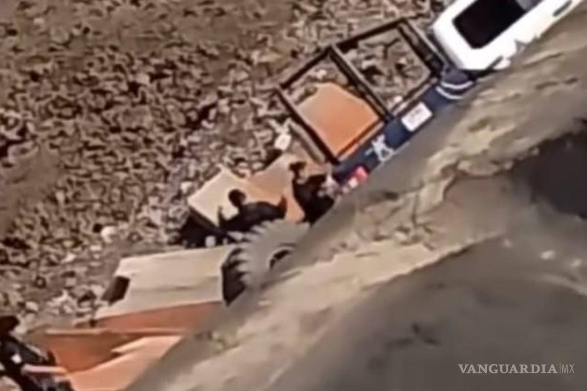 ¡El colmo! Policías de Monclova son captados en video supuestamente robando en patios de AHMSA