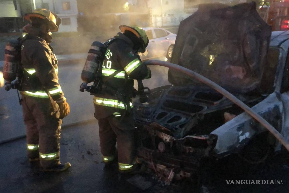 Saltillo: falla ocasiona que auto se prenda en llamas