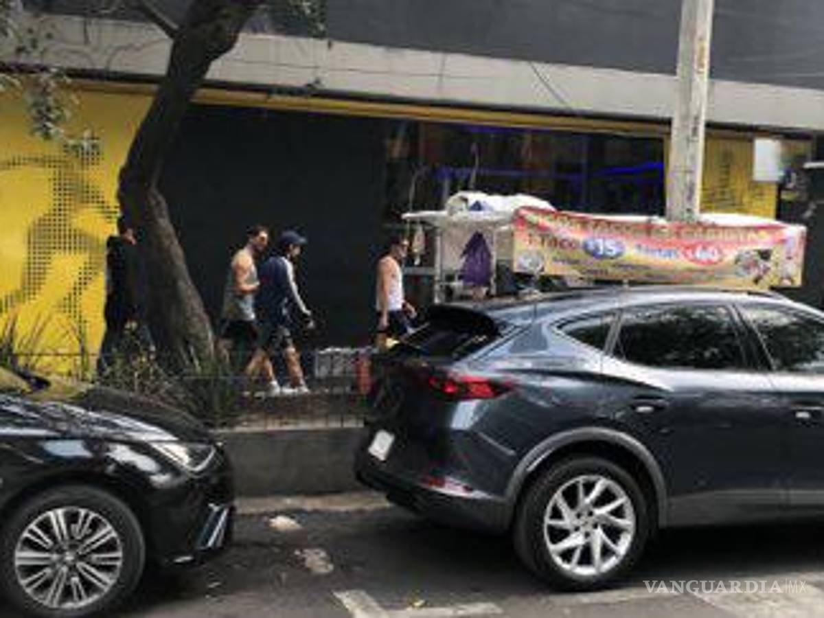 $!Los afortunados que lograron reconocerlo no desaprovecharon la oportunidad de pedirle un autógrafo y tomarse fotos, a los que el cantante accedió gustoso.