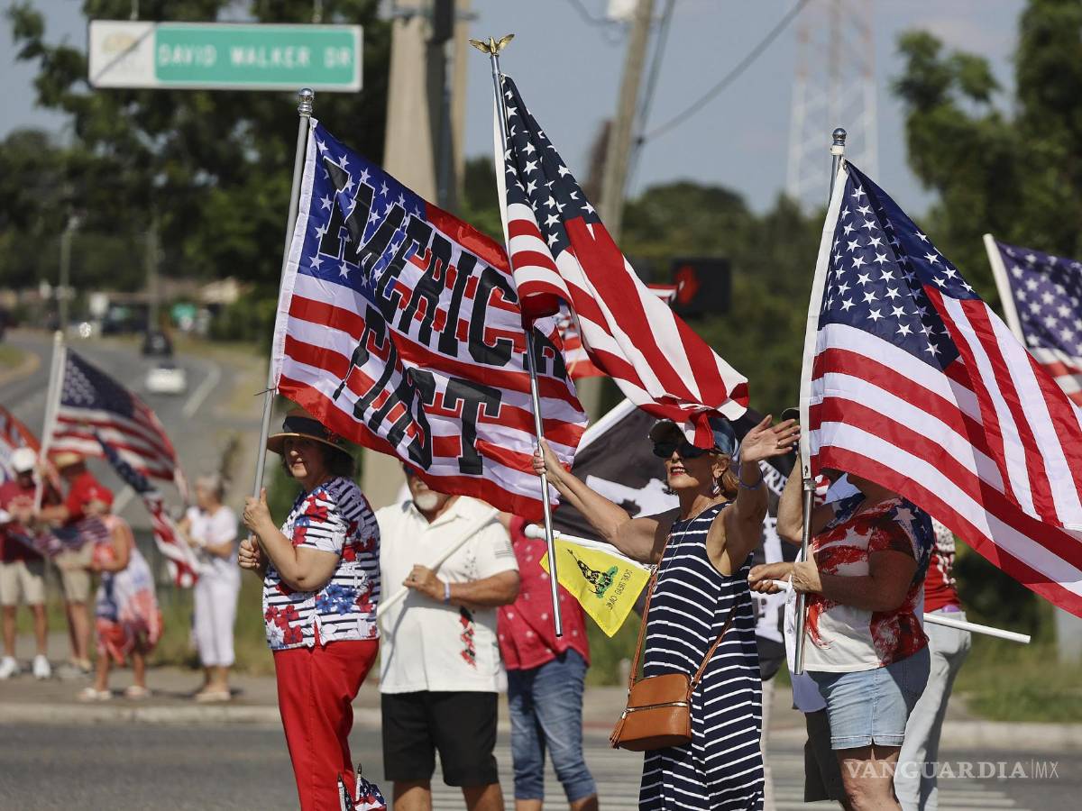 $!En diversas ciudades de EU, simpatizantes de Trump salieron a las calles para expresarle su apoyo por el veredicto en su contra.