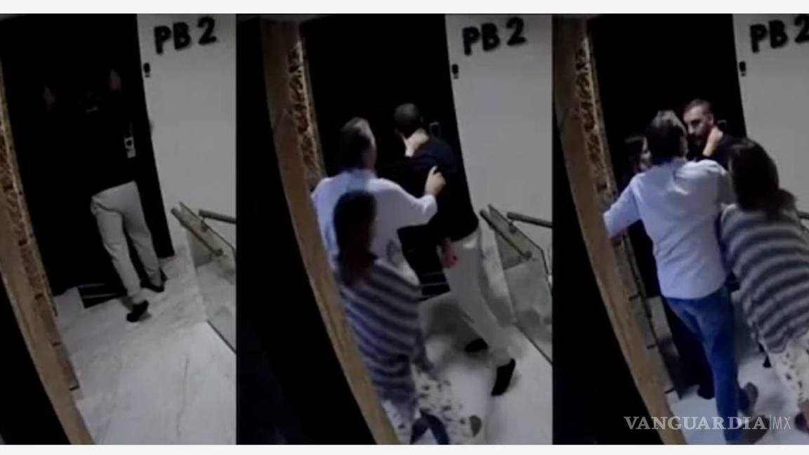 $!Santiago Levy, pateando la puerta del departamento de su vecina, Emma Santos, de 70 años de edad.