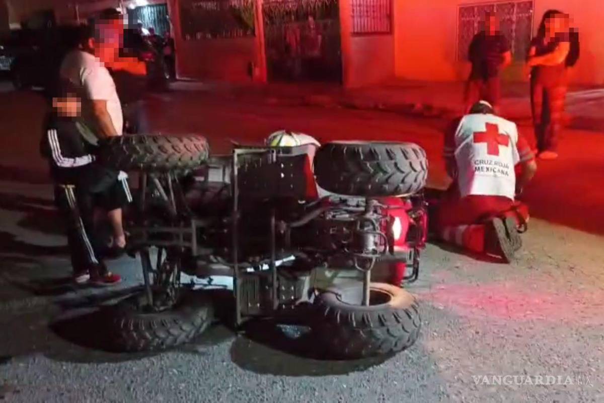 Vuelca joven en cuatrimoto al caer en un bache en Saltillo; resulta lesionado