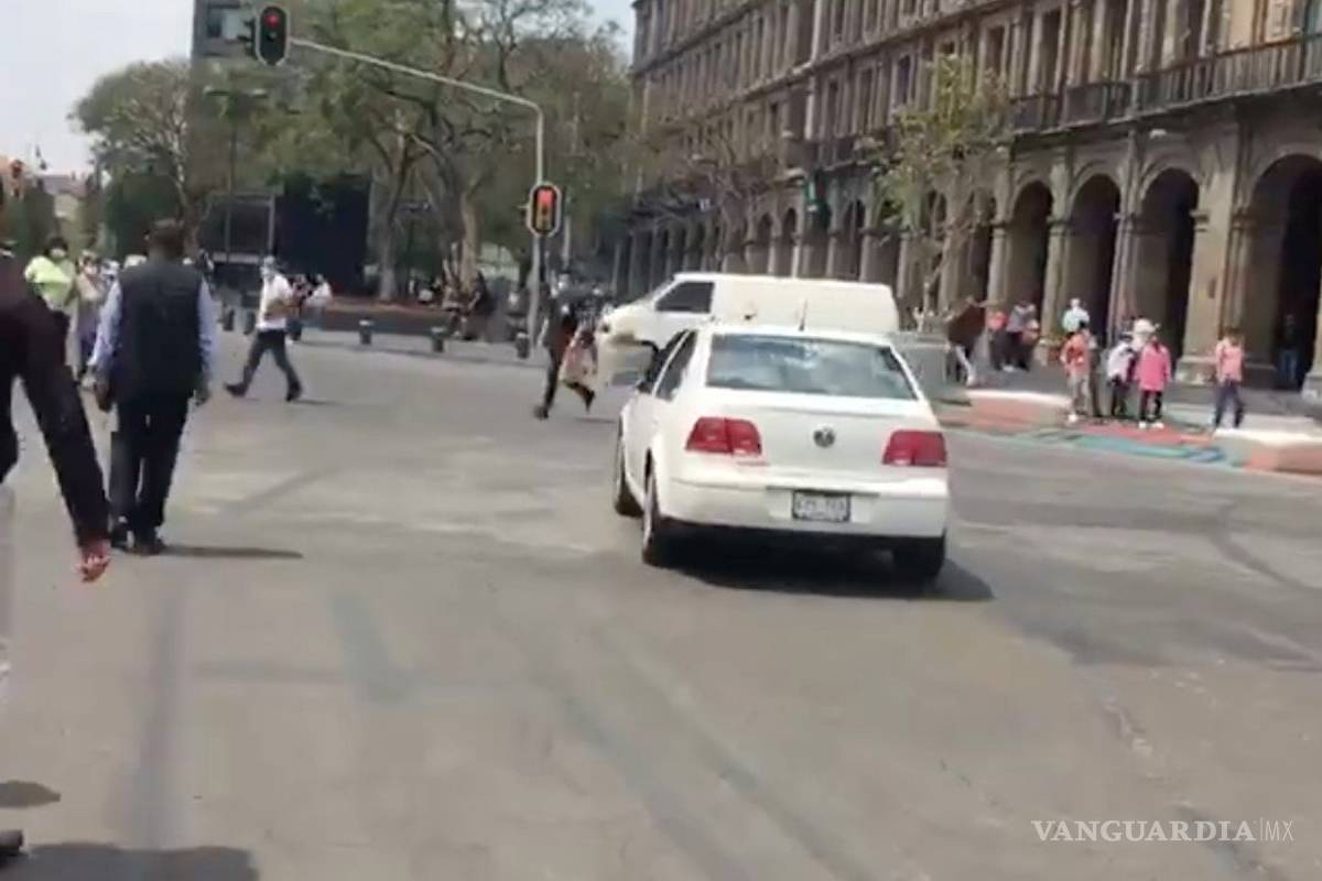 AMLO reclamó a chófer de Jetta blanco tras polémica por pasarse el alto de Palacio Nacional