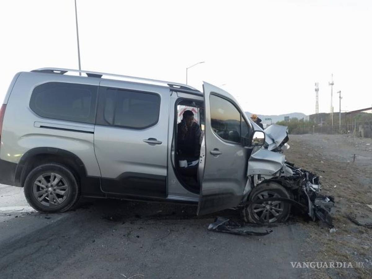 $!Tras el golpe la camioneta dio un medio giro y quedó con daños considerables en la región frontal.