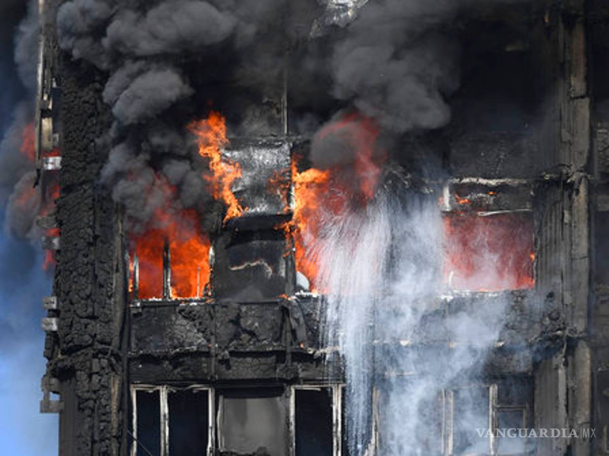 $!Al menos 12 muertos y 74 heridos en incendio de edificio en Londres