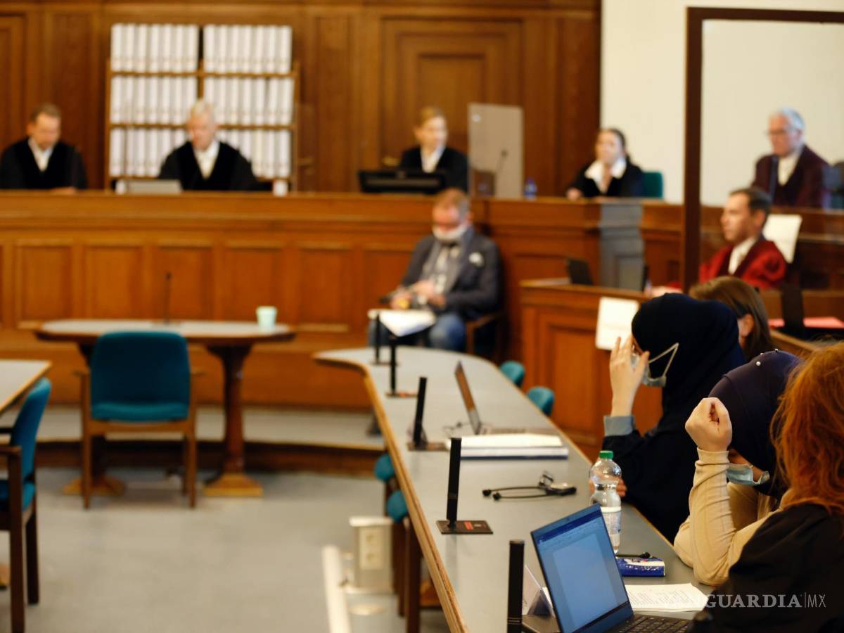 $!Una vista general muestra la sala del tribunal al comienzo del juicio del acusado Vadim Krasikov en Berlín, Alemania, el miércoles 7 de octubre de 2020.