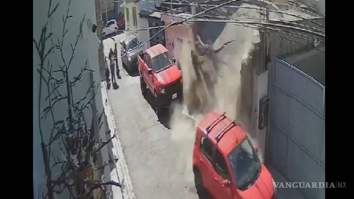 Captan en video derrumbe de vieja casa en el Centro de Saltillo