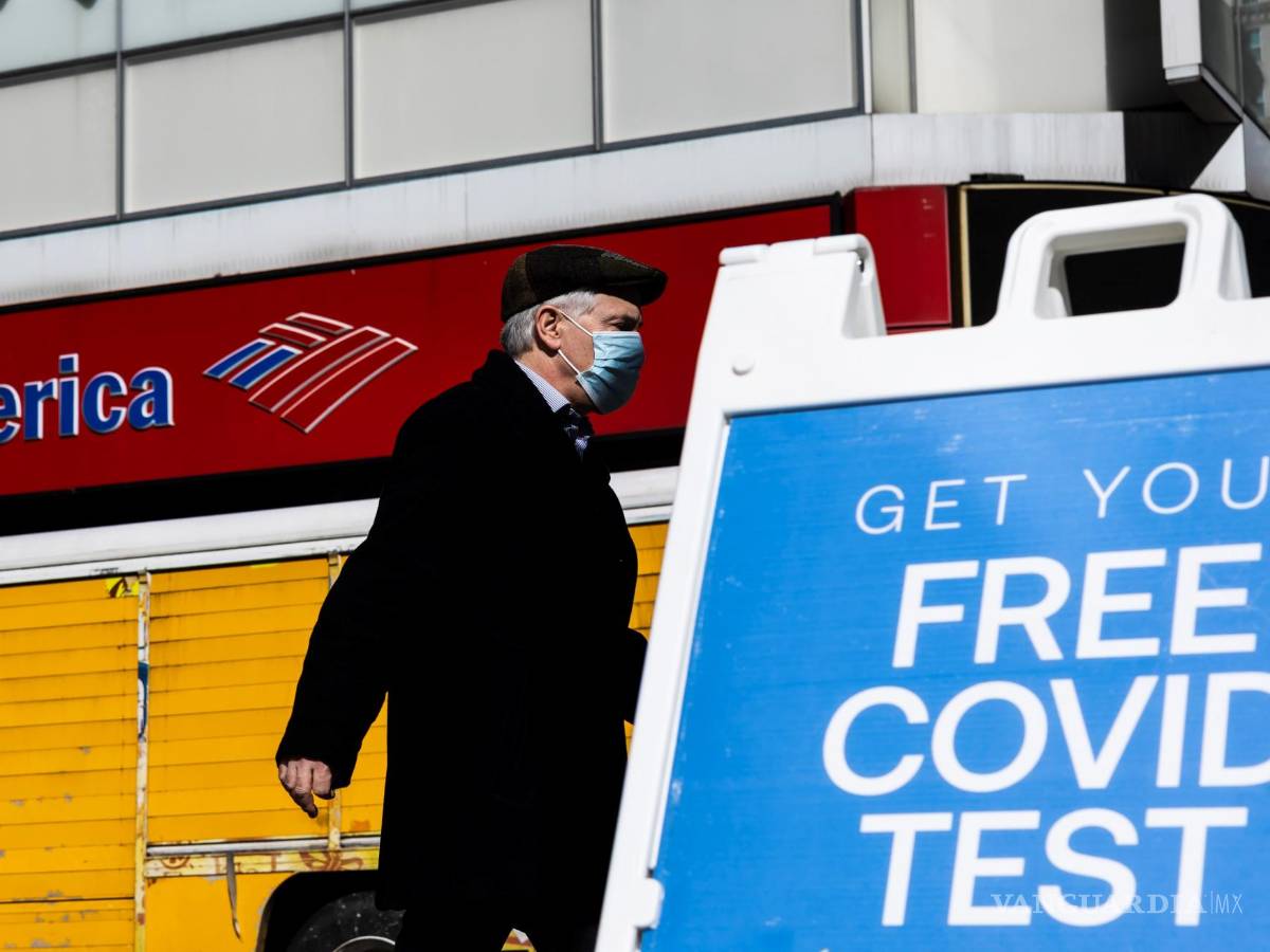 $!Una persona con mascarilla camina por el barrio de Midtown de Nueva York, Nueva York. EFE/EPA/Justin Lane