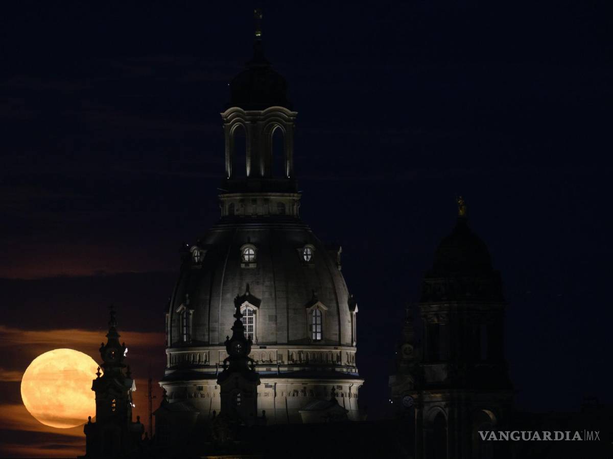 $!La luna llena, detrás del Frauenkirche en Dresde, Alemania. El 13 de julio de 2022. La luna está muy cerca de la Tierra, por eso recibe el nombre de superluna.