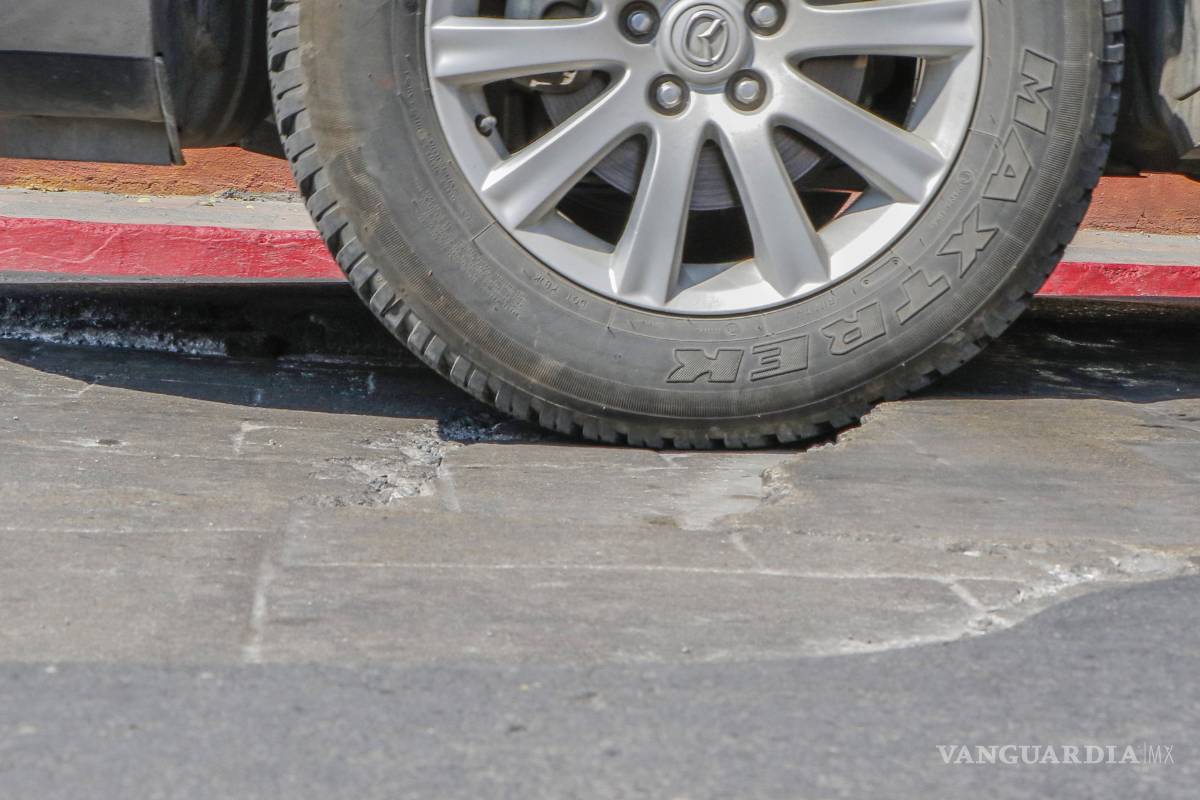 $!El tormento de circular entre parches y baches en el Centro de Saltillo