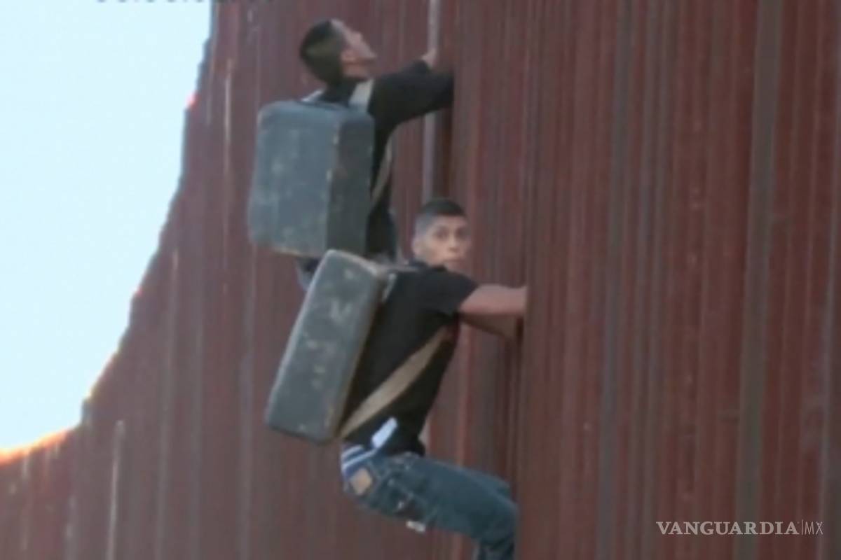Captan a dos ‘burreros’ saltando muro fronterizo
