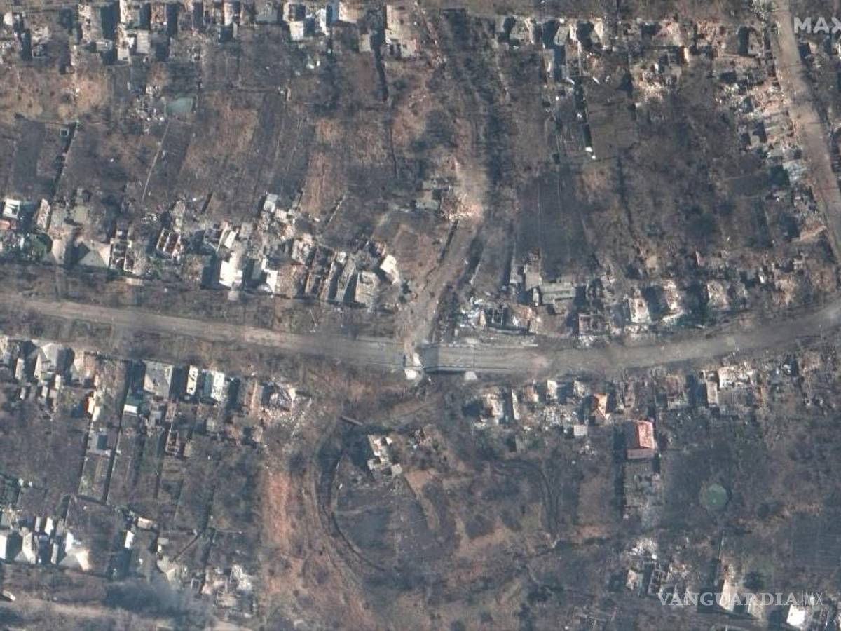 $!Una imagen satelital del 10 de marzo de 2023 muestra un puente y una carretera destruidos, en medio de la batalla en curso por Bakhmut, Ucrania.