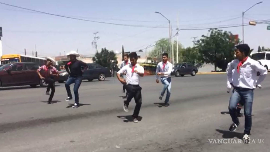 Estudiantes bailan en las calles de Saltillo