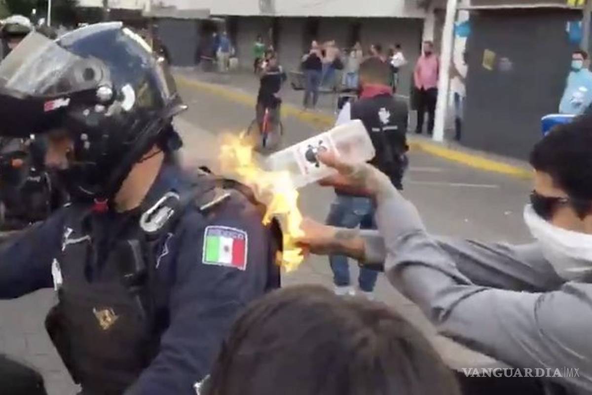 Prendieron fuego a policía durante protesta por muerte de Giovanni