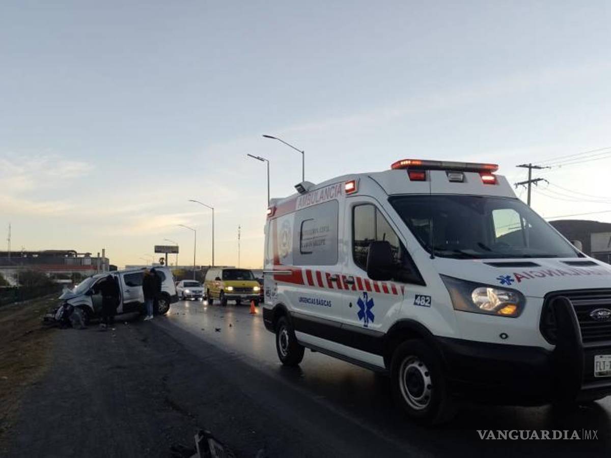 $!Mientras que paramédicos de bomberos se dieron a la tarea de auxiliar al lesionado, a quien trasladaron a la clínica dos del IMSS.