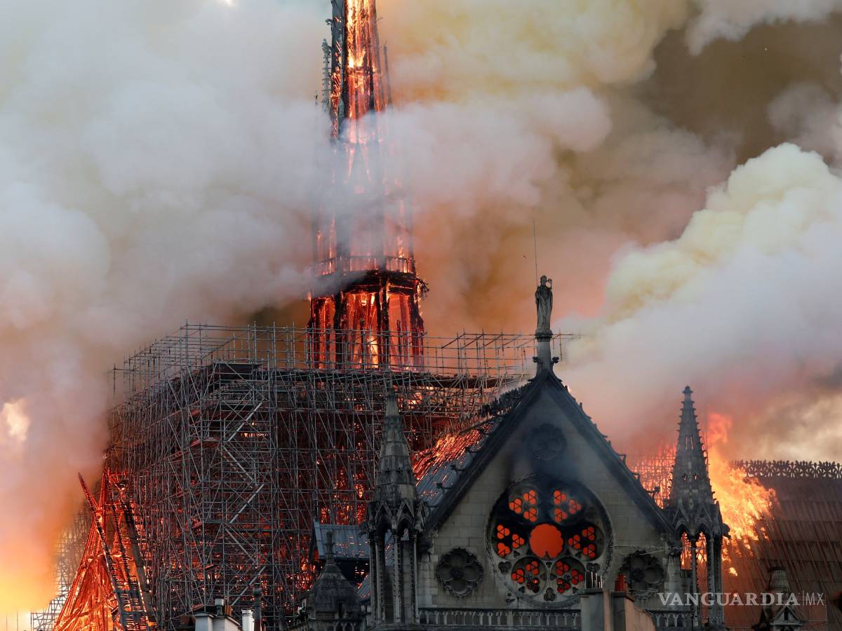 $!Arde Notre Dame símbolo de la cristiandad; Incendio daña dos tercios de la cubierta
