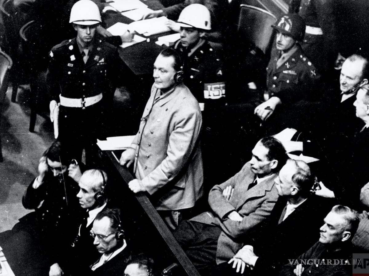 $!Reichsmarshal Hermann Goering se encuentra en el banquillo de los acusados en el juicio por crímenes de guerra de Nuremberg en Alemania el 21 de noviembre de 1945. Se declara inocente de la acusación del Tribunal Militar Internacional. Goering lleva auriculares del sistema de traducción de la corte. AP