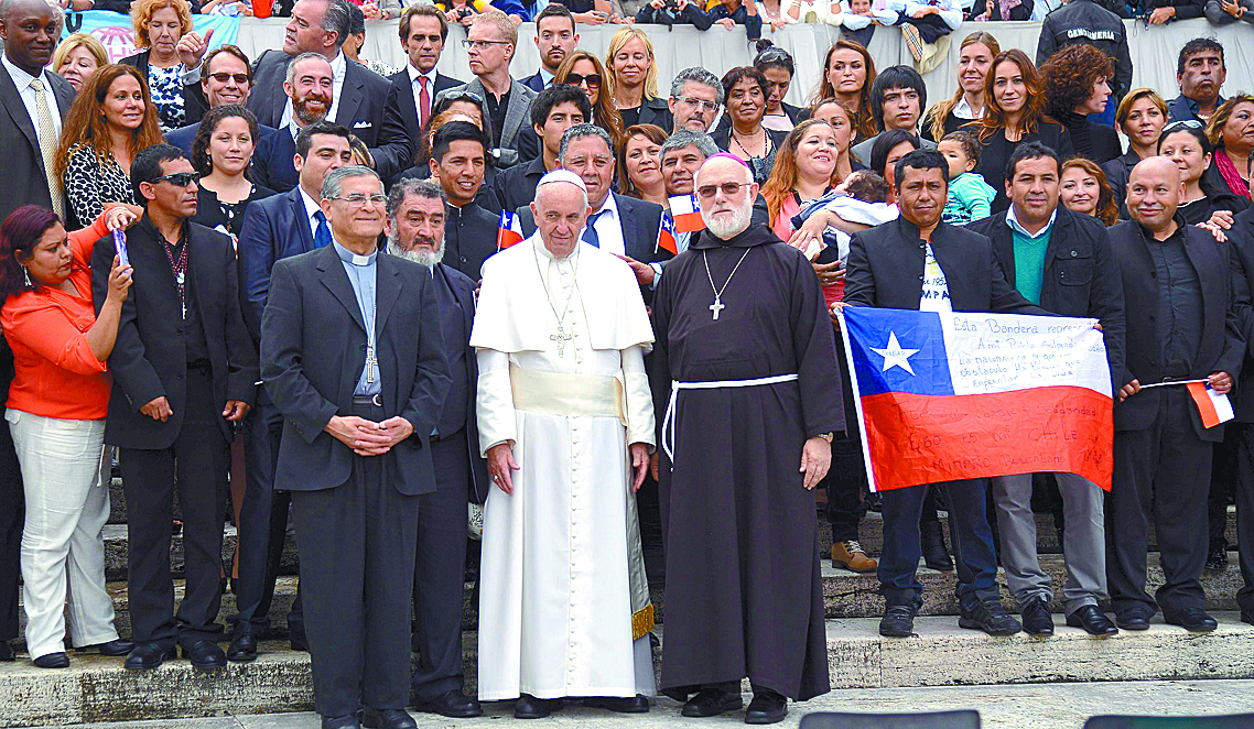 Papa recibe a 31 mineros chilenos