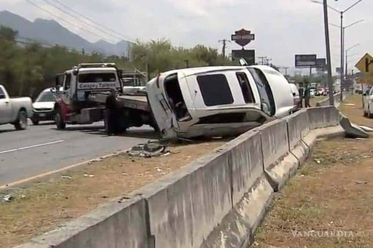 Persecución entre delincuentes en Monterrey termina en choques múltiples y caos vial