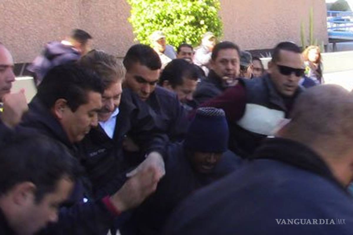Manifestantes arremeten contra Gobernador de Baja California
