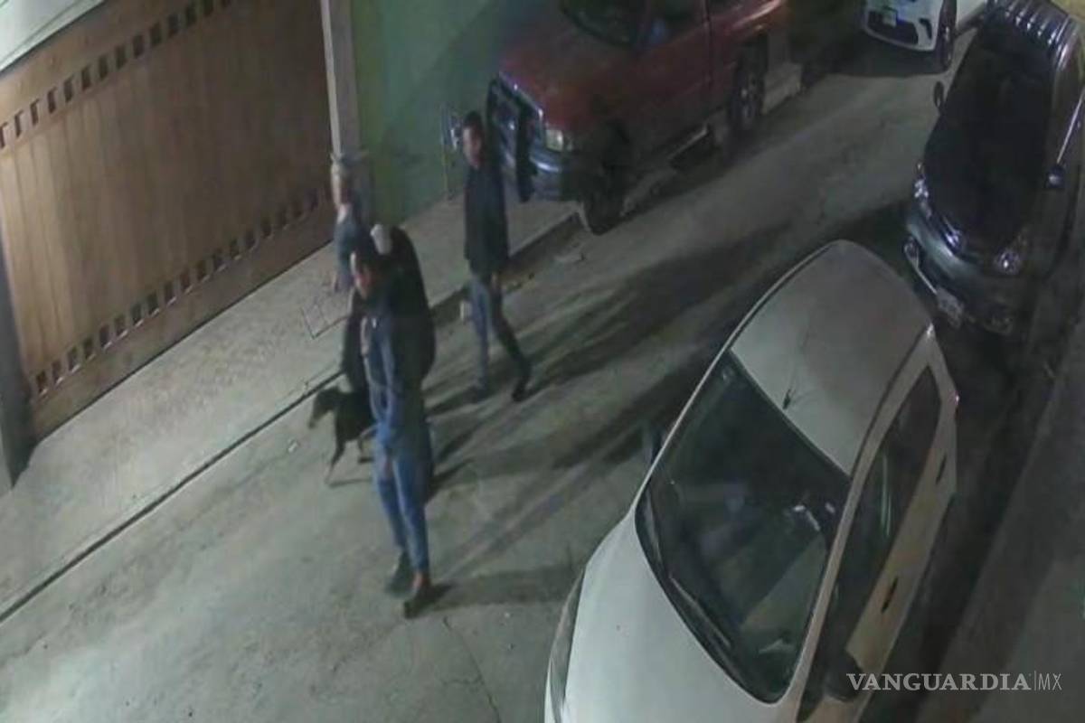 Saltillo: captan caída del obispo Raúl Vera en la calle General Cepeda (video); vecinos critican estado de obras