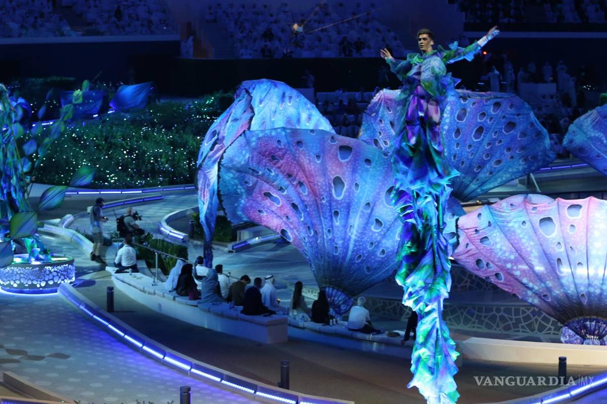 $!Los bailarines se presentan en el centro de espectáculos de Al Wasl Plaza en el sitio de la EXPO durante la ceremonia de apertura oficial de la EXPO 2020, Dubai, Emiratos Árabes Unidos. EFE/EPA/Ali Haider