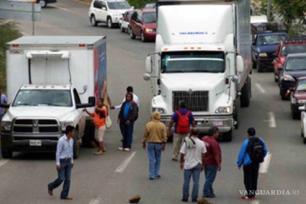 Normalistas despojan a choferes de sus unidades en Michoacán