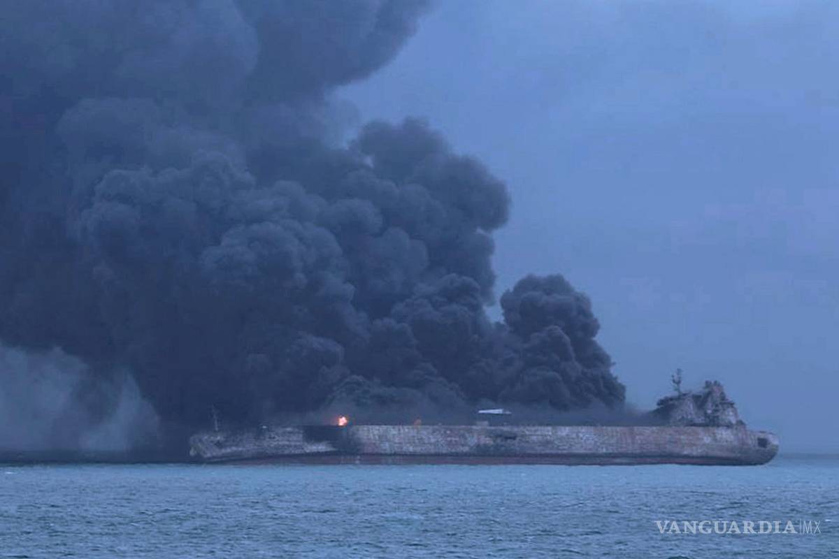 Barco petrolero accidentado en China corre el riesgo de explotar