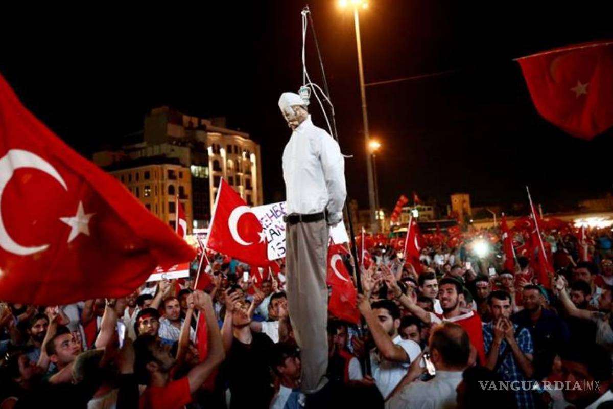 Turquía acusa al ex jefe de la Fuerza Aérea de liderar a golpistas