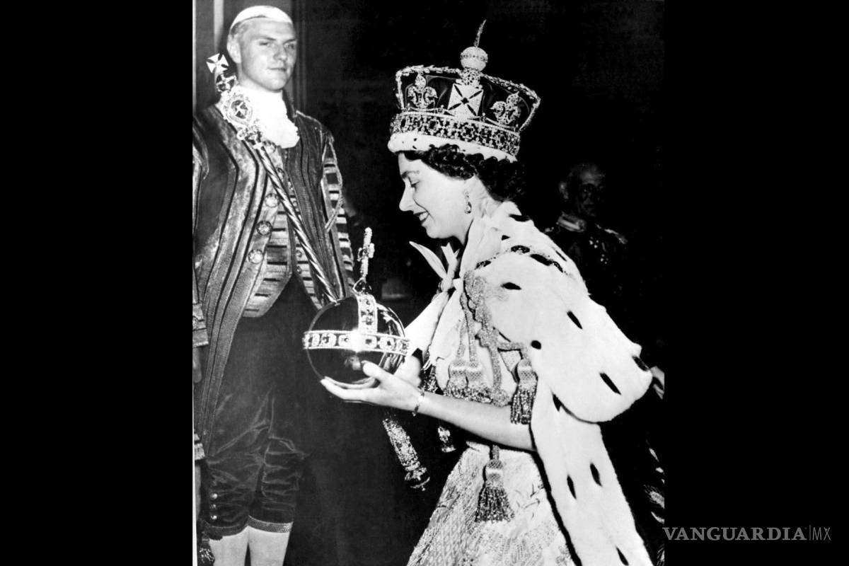 $!Revela Isabel II los peligro de llevar la corona de Estado