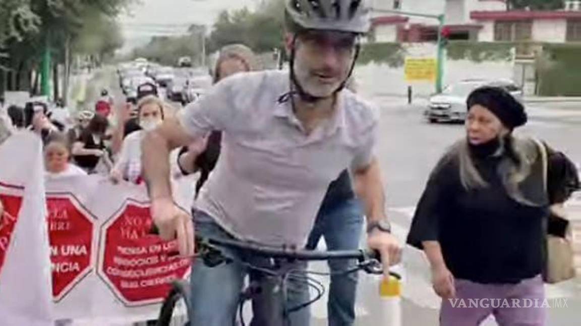 $!El alcalde Miguel Treviño rodeado de vecinos que potestan por la ciclo vía.