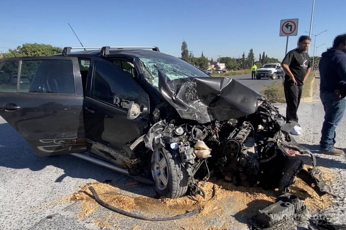 Le quita el derecho de paso y se estrella contra revolvedora al sur de Saltillo; conductor resulta lesionado