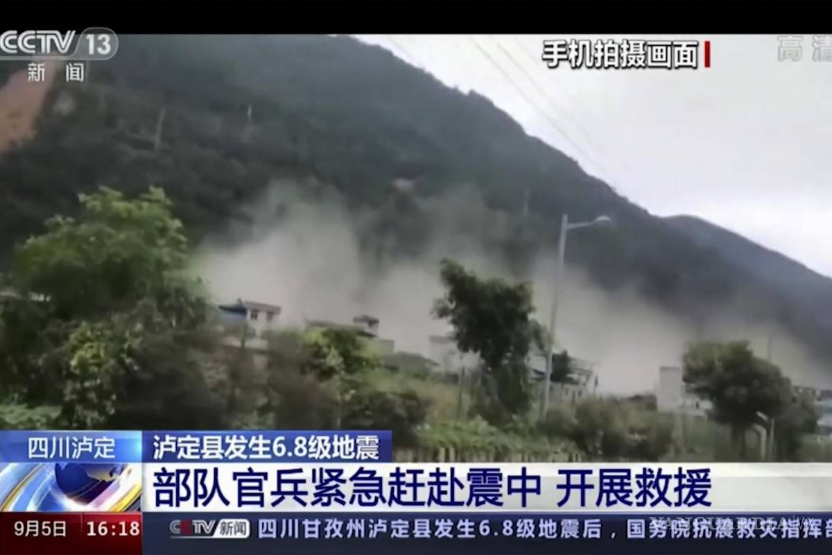 $!Un deslizamiento de tierra luego de un terremoto en el condado de Luding, en la provincia de Sichuan, suroeste de China.