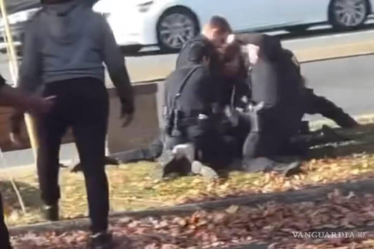 Exhiben a policía de Estados Unidos golpeando a una mujer