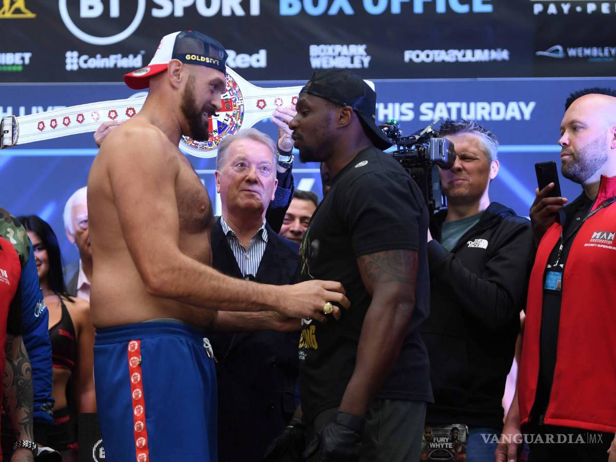 $!Los boxeadores británicos Tyson Fury (i) y Dillian Whyte (d) durante el pesaje de la pelea Fury vs Whyte en Wembley Box Park en Londres, Gran Bretaña.