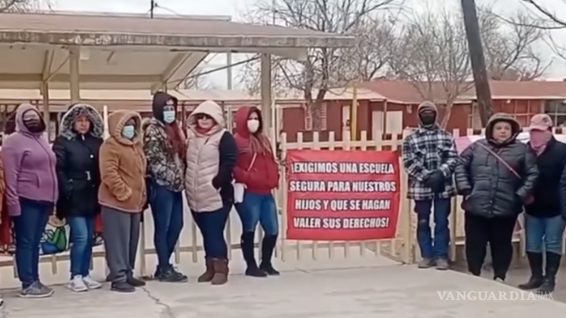 Toman padres primaria en Sabinas por presunta violencia escolar de alumno de tercer grado