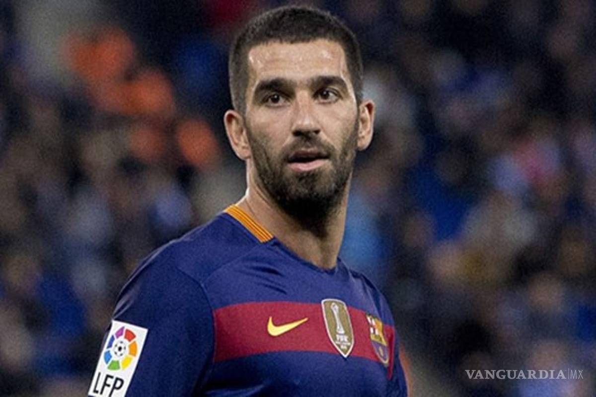 Arda Turan agrede a periodista y es expulsado de la concentración turca