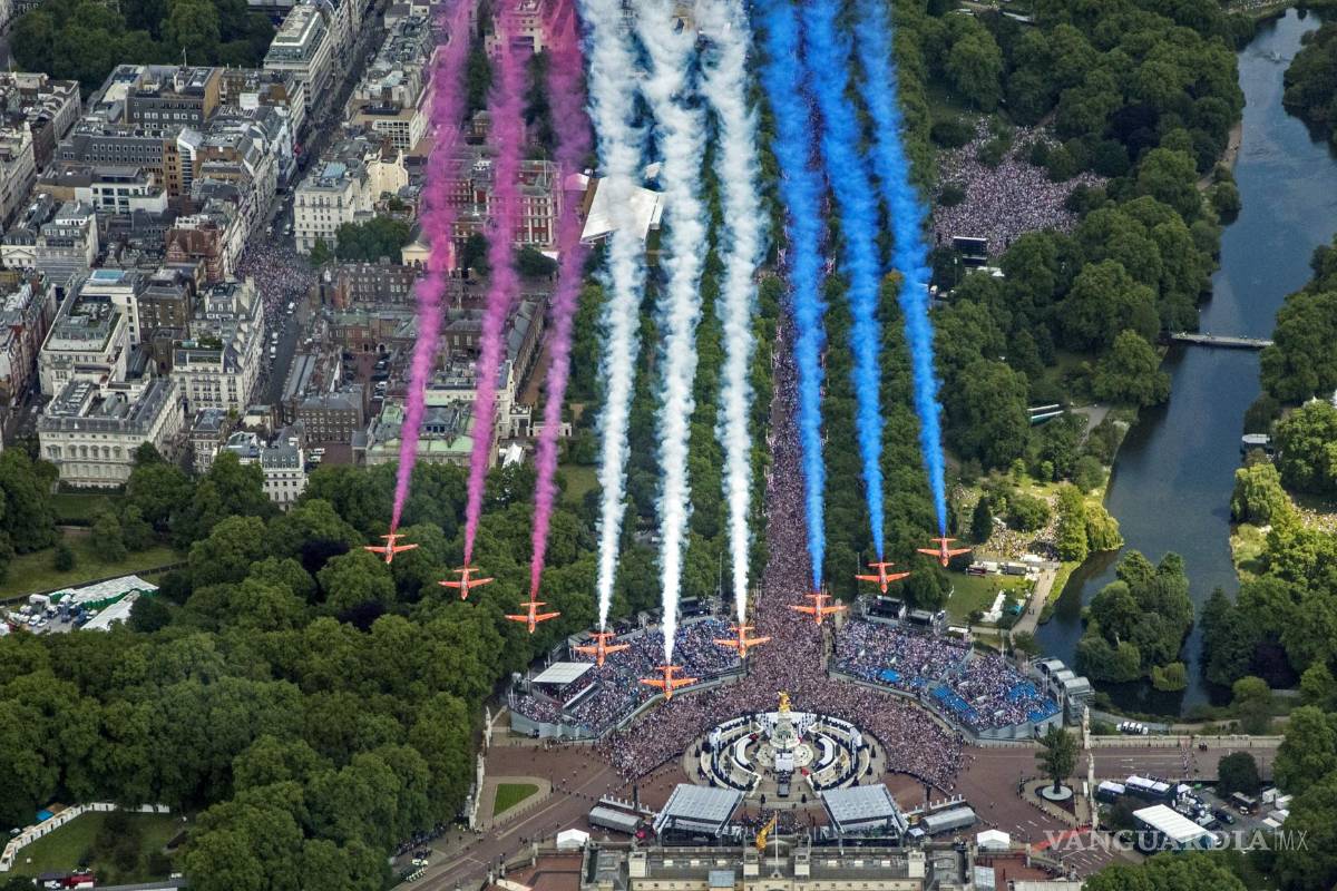 $!Aviones de acrobacias aéreas Red Arrow sobrevuelan tras el desfile, en Londres.