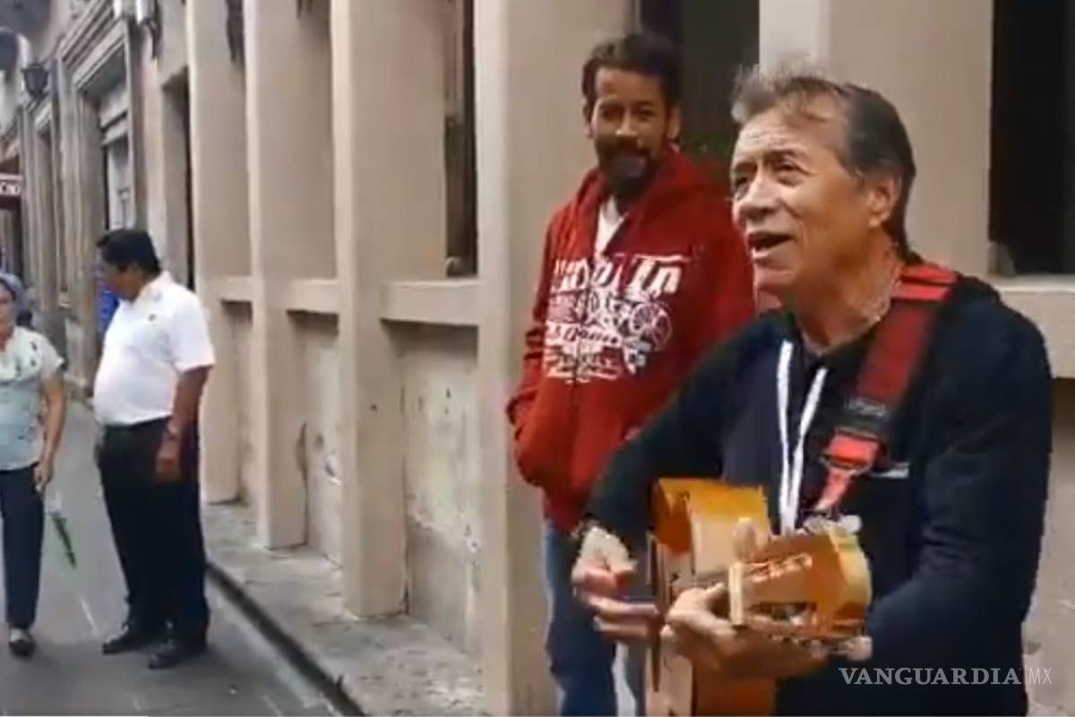 José María Napoleón ayuda a cantante callejero... y se echa palomazo en calles de Morelia